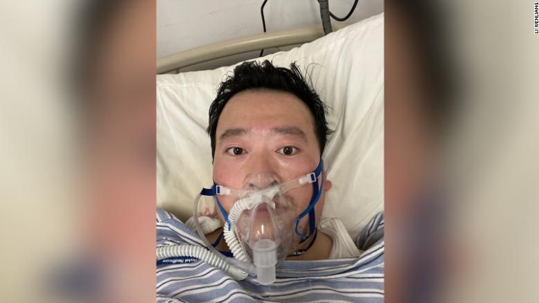 „Dvojí smrt“ čínského lékaře spustila lavinu odporu proti cenzuře